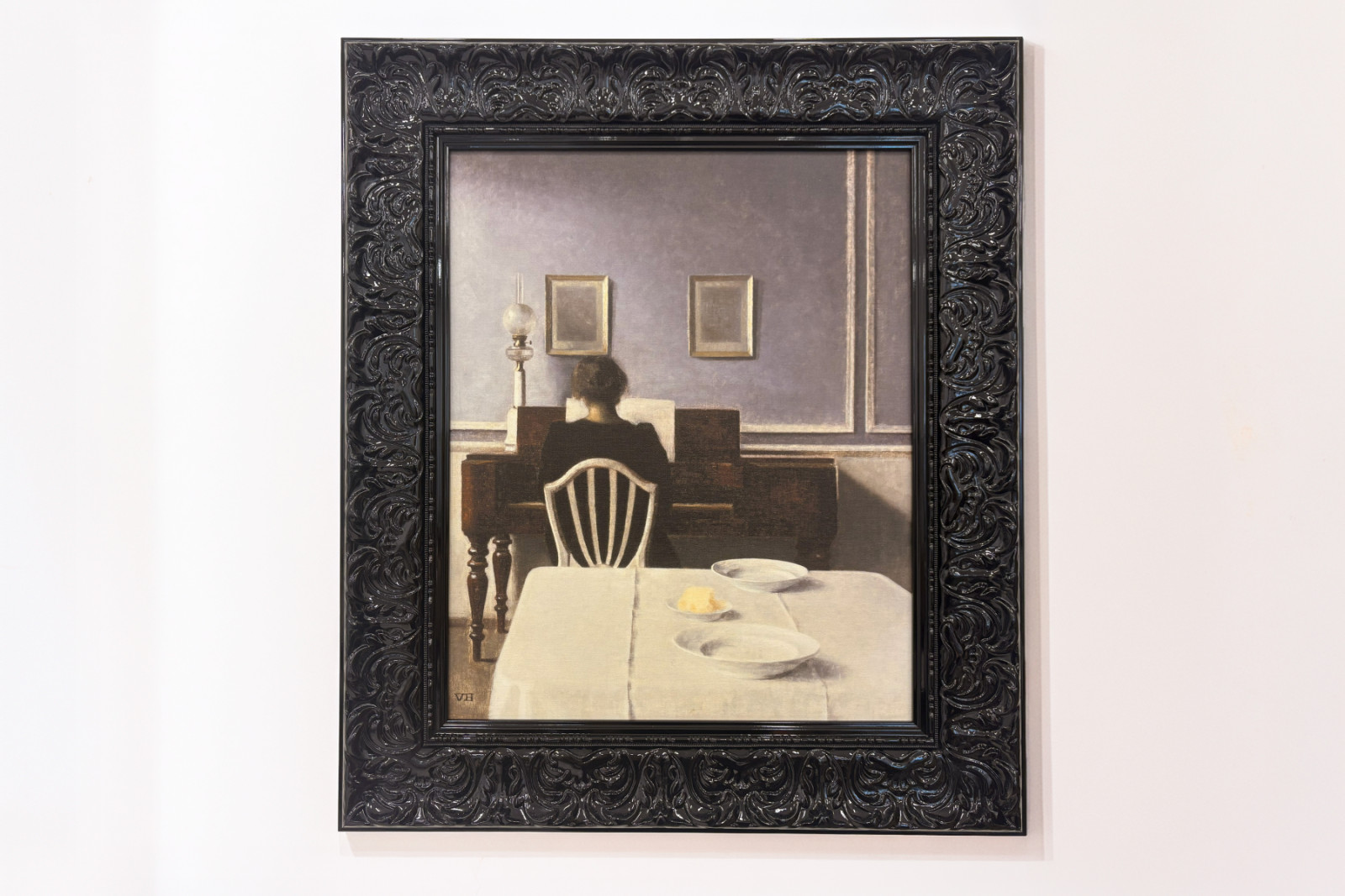 Interiér s mladou ženou u klavíru - Vilhelm Hammershoi