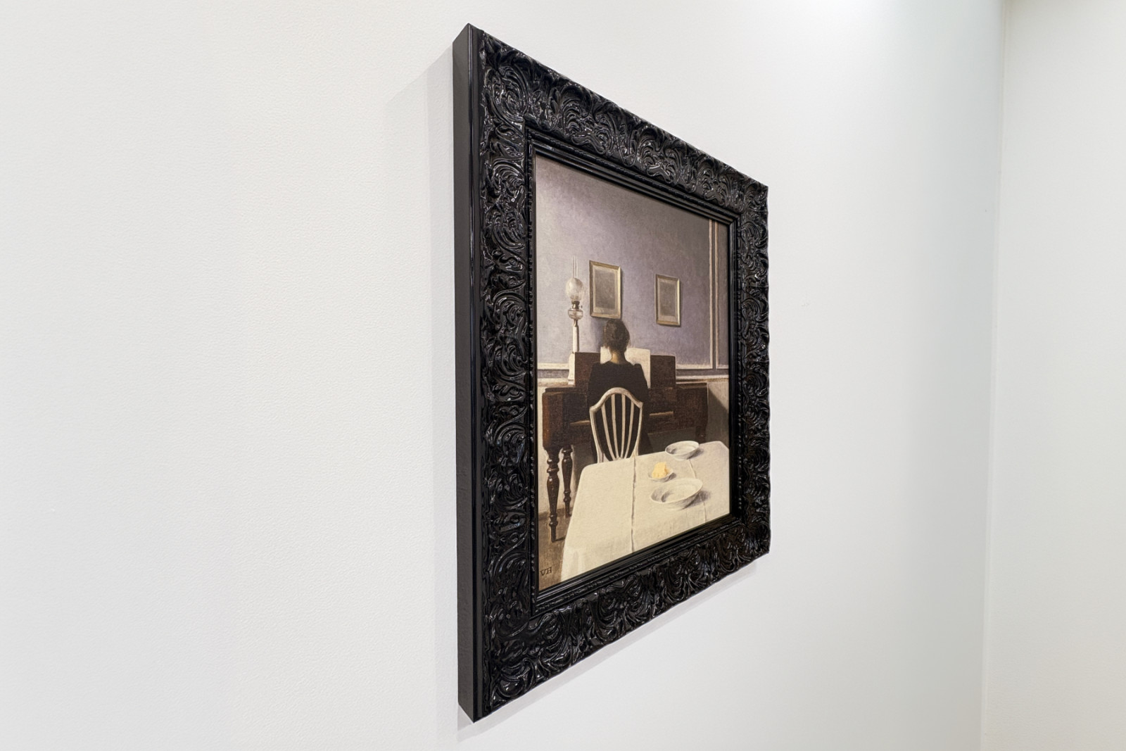 Interiér s mladou ženou u klavíru - Vilhelm Hammershoi