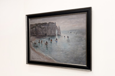 Etretat, Porte d’Aval: rybářské lodě opouštějící přístav