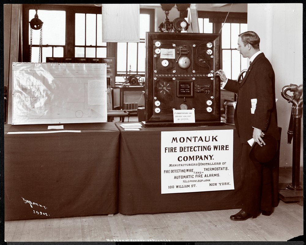 Exponát systému detekce požáru od Montauk Fire Detecting Wire Co. v Muzeu bezpečnostních zařízení Amerického institutu sociálních služeb, New York, 1908 (stříbrný želatinový tisk) od Byron Company