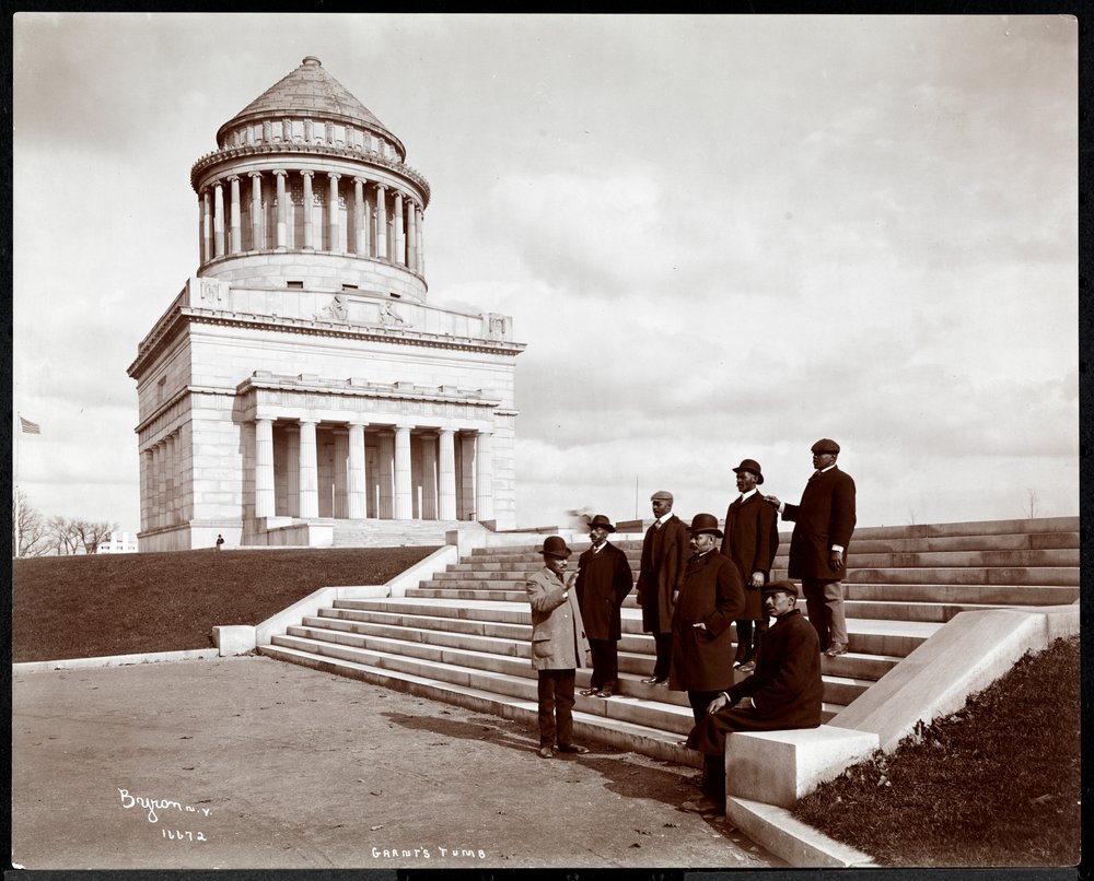 Sedm Afroameričanů odchází od Grantova hrobu na Riverside Drive, New York, 1903 (stříbrný želatinový tisk) od Byron Company