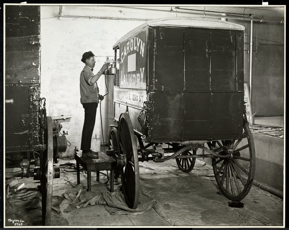Muž, který maluje sprejem na dodávkový vůz Carolyn Laundry na 111 East 128th Street, East Harlem, New York, 1929 (stříbrný želatinový tisk) od Byron Company