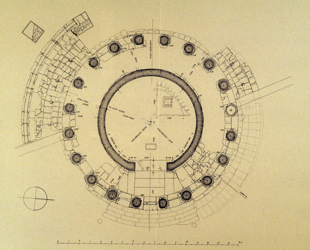 Půdorys chrámu Vesty nebo Herkula Viktora od německého archeologa Friedricha Rakoba (1931-2007) od J.B. and Brown J. Rowbotham