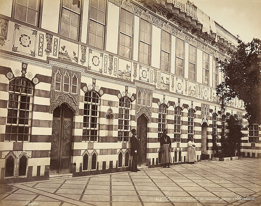 Dvůr židovského domu ve Stambouli v Sýrii. U zdí budovy jsou zobrazeni tři sloužící. od Félix Bonfils