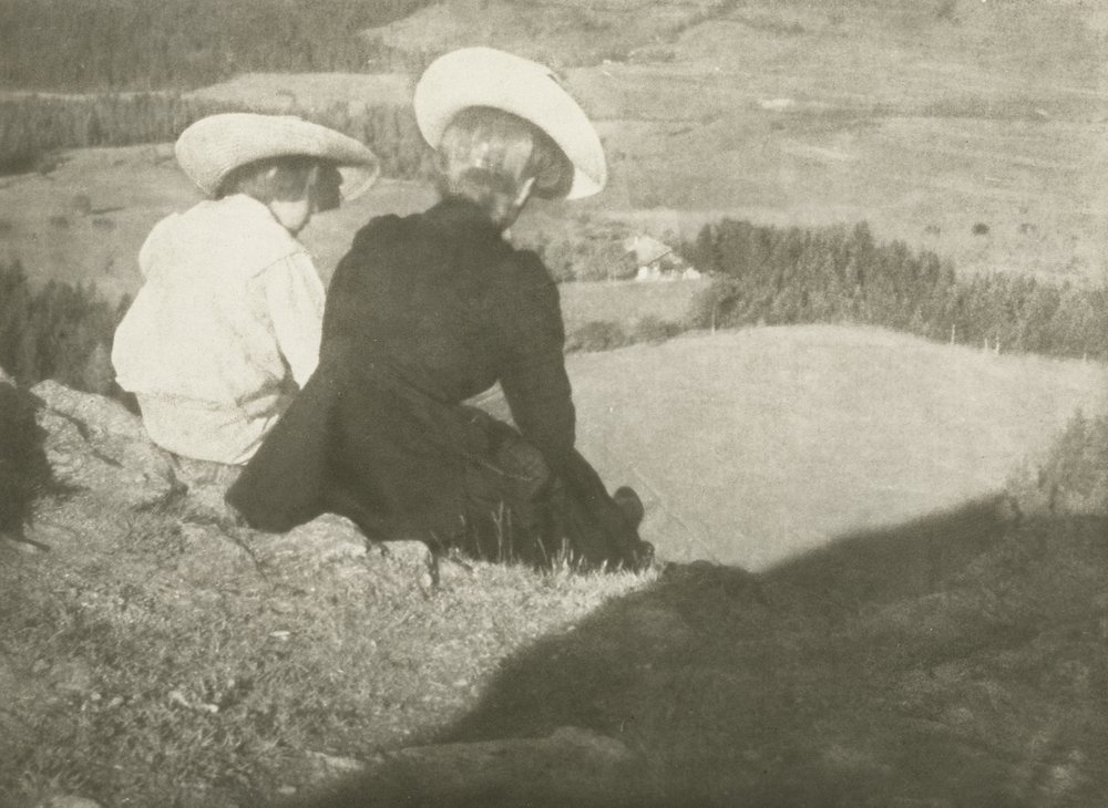 Pole v Birgitz (Hans a Mary sedí), kolem roku 1908 (gumový bichromátový tisk) od Heinrich Kuhn