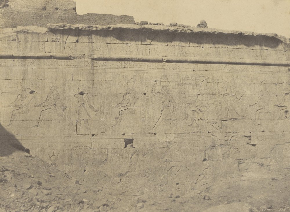 (Edfu, sochy a nápisy východní fasády ohradní zdi) od John Beasly Greene
