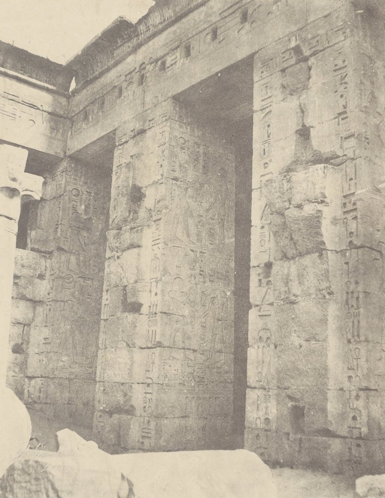 Medinet Habu, Palác Ramses II. II. Dvůr, East Side od John Beasly Greene