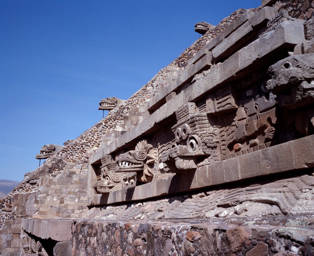 Předkolumbovská civilizace: pohled na místo Teotihuacan (300 př. n. l. – 600 n. l.): chrám Quetzalcoatla nebo chrám opeřeného hada. Mexiko od Pre-Columbian Pre-Columbian