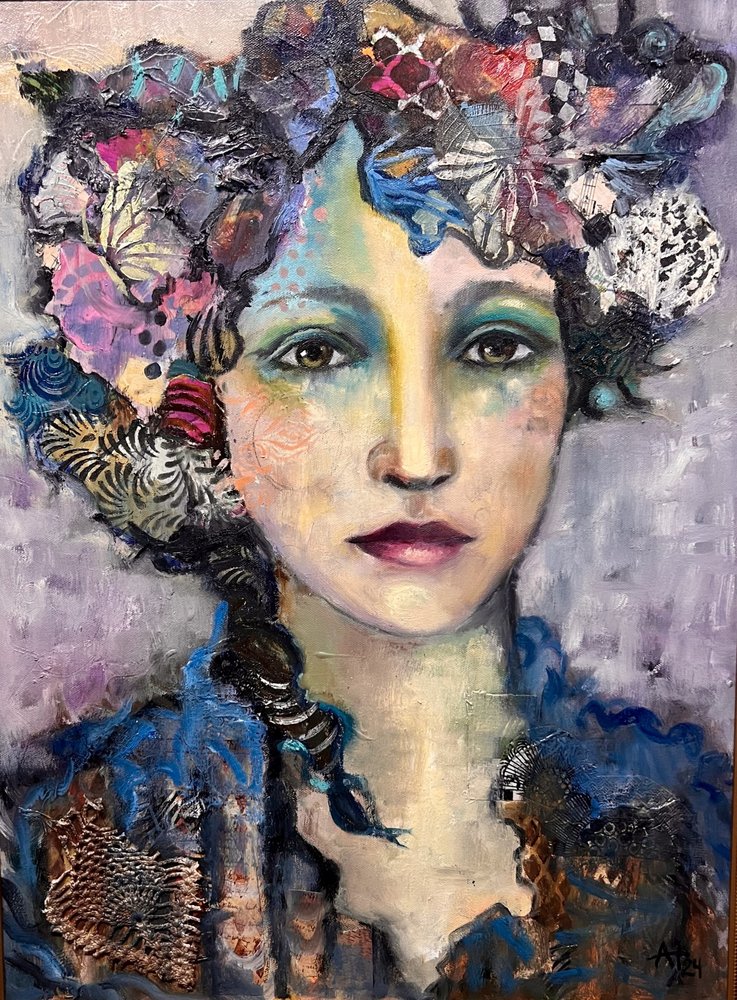 Žena v texturovaném uměleckém díle od Alexandra Higgins