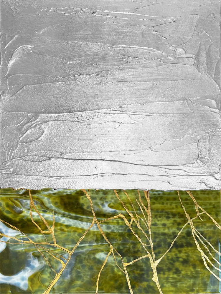 Pozlacená zelená stříbrná abstrakce od Alyson Storms