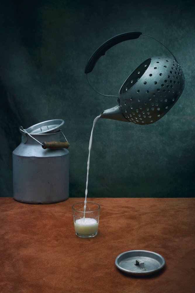 Surrealistické nalévání mléka od Brig Barkow