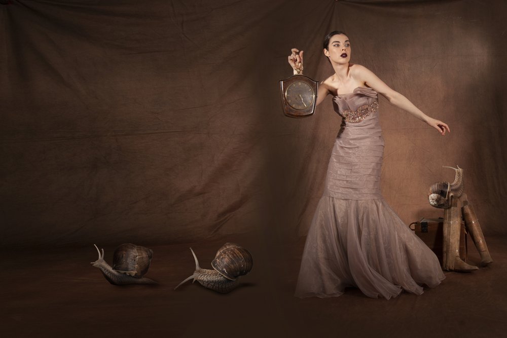 Elegantní žena se šneky od Christine von Diepenbroek