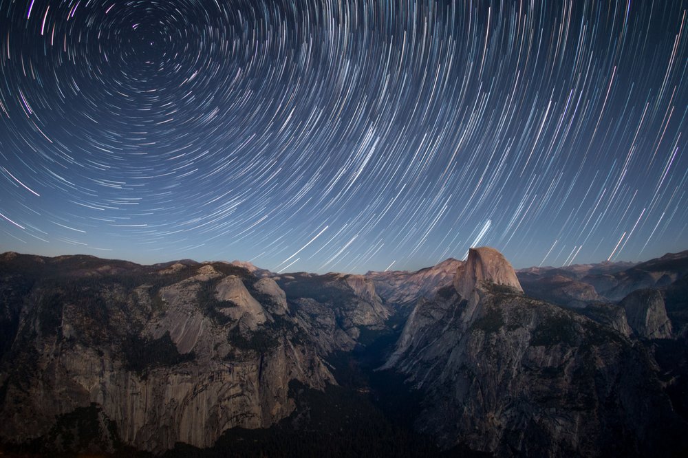 Stopy hvězd nad Half Dome od Christoph Schaarschmidt