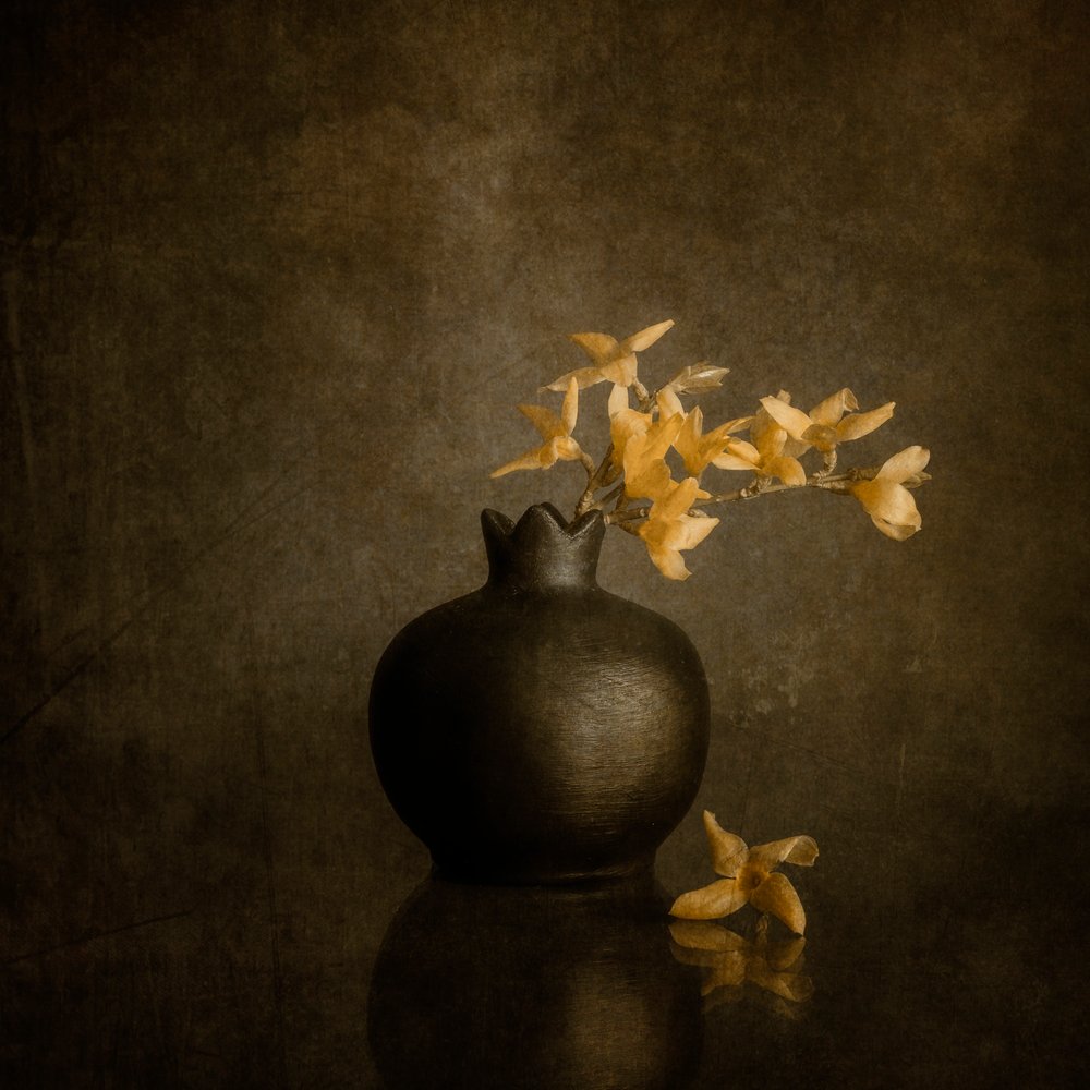 Tmavá váza „Golden Blossoms“ od Cicek Kiral