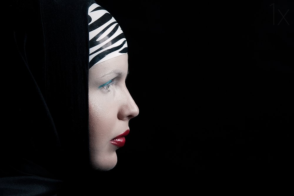 Profil tajemné ženy od Denisa Justusová Šumcová