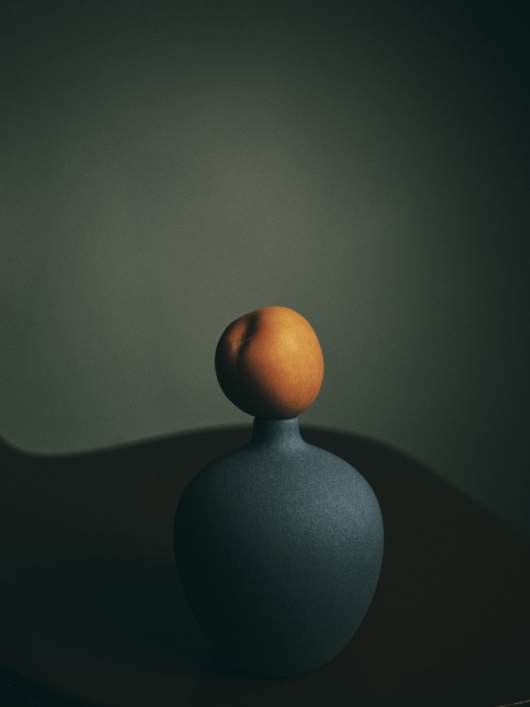 Váza v barvě tmavé broskve od FiguraNYC Photography