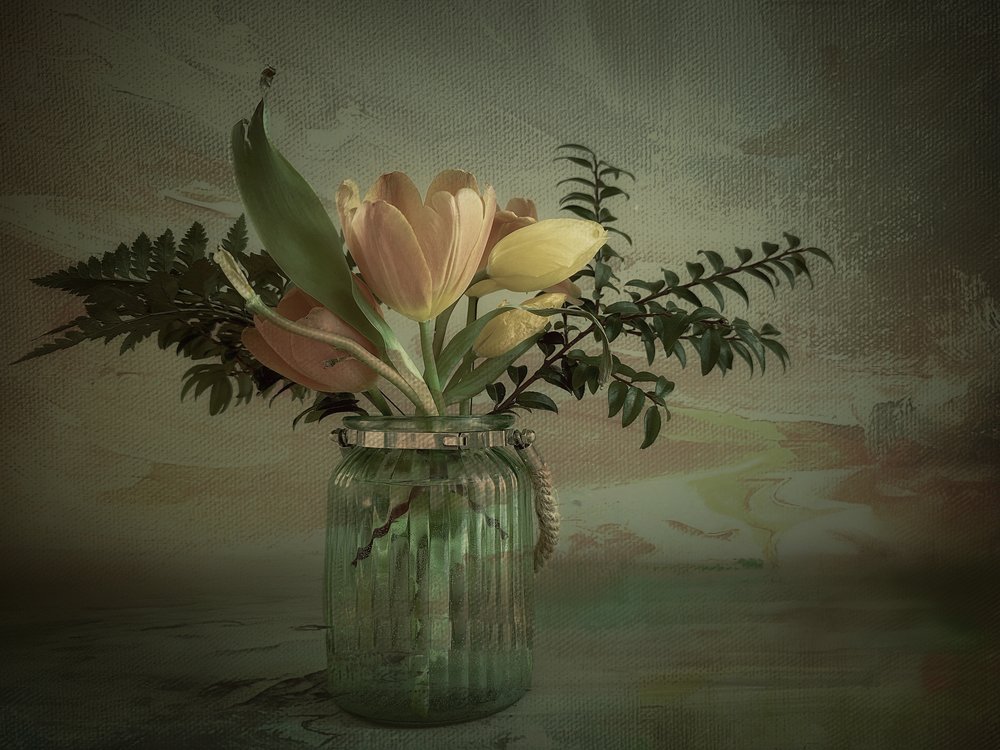 Retro tulipány ve váze od Gu and Hongchao