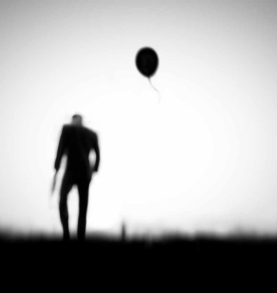 Muž a unášený balón od Hengki Lee