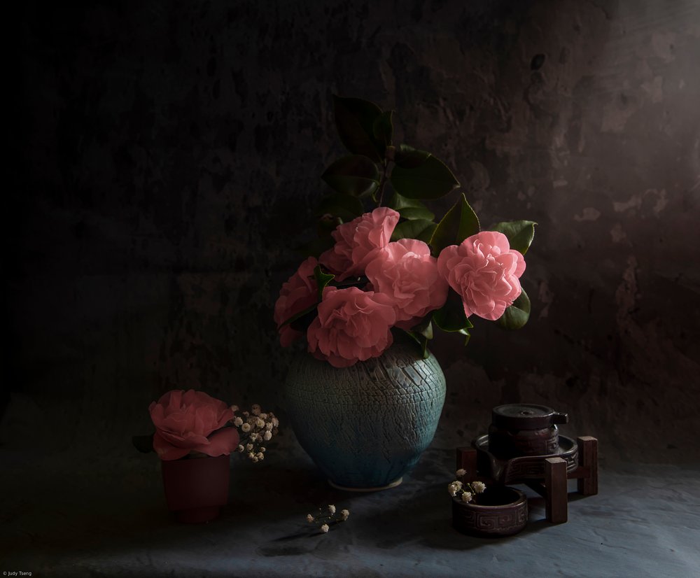 Květinová kompozice „Moody Camellia“ od Judy Tseng