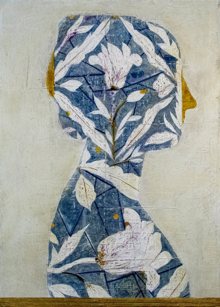 Elegantní ženský profil s květinovým motivem od Karenina Fabrizzi