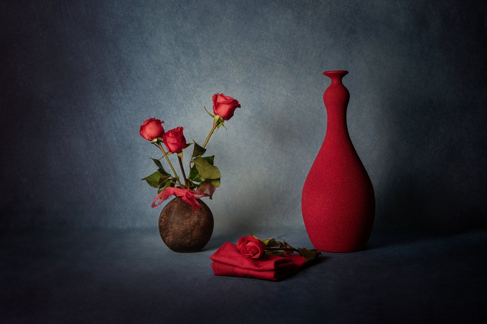 Elegantní zátiší s červenou růží od Leah Xu