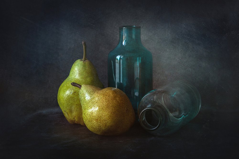 Skleněné láhve „Moody Pears“ od Lenka