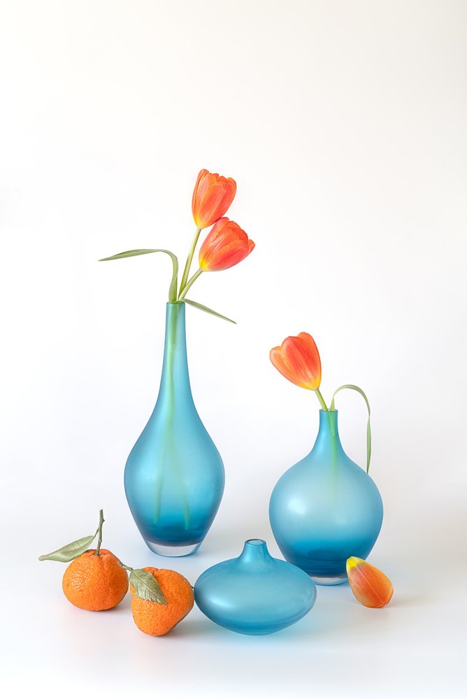 Oranžové tulipány v modrých vázách od Lydia Jacobs