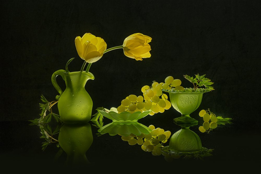 Žluté tulipány, zelené hrozny od Lydia Jacobs