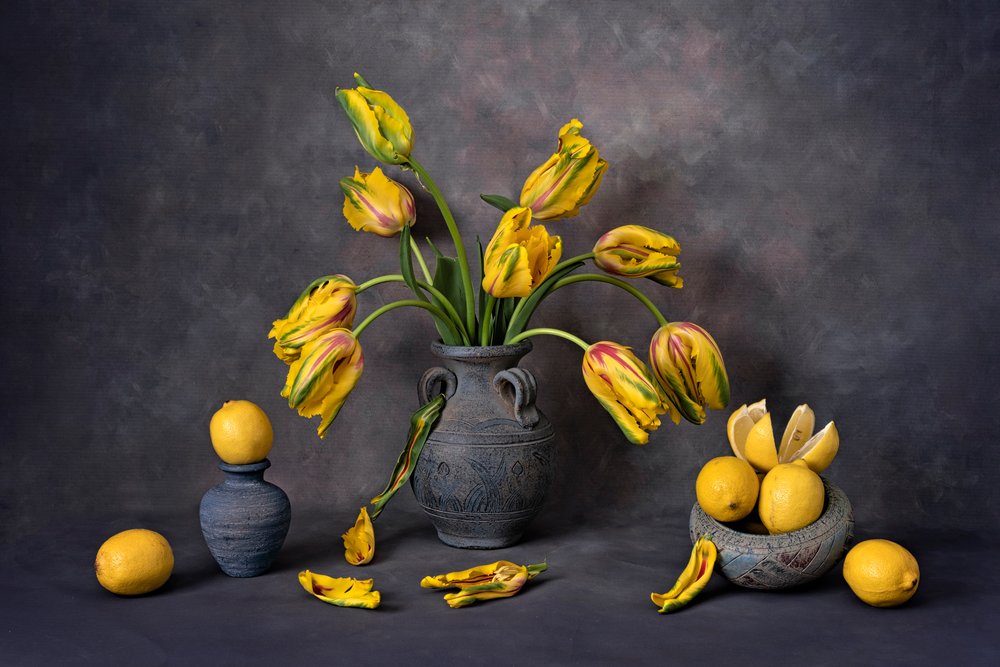 Žluté tulipány a citrony od Lydia Jacobs