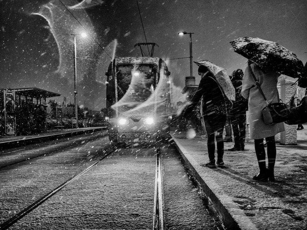 Tramvaj ve sněhové vánici od Maciej Przeklasa
