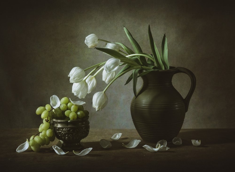 Bílé tulipány a hrozny od May G