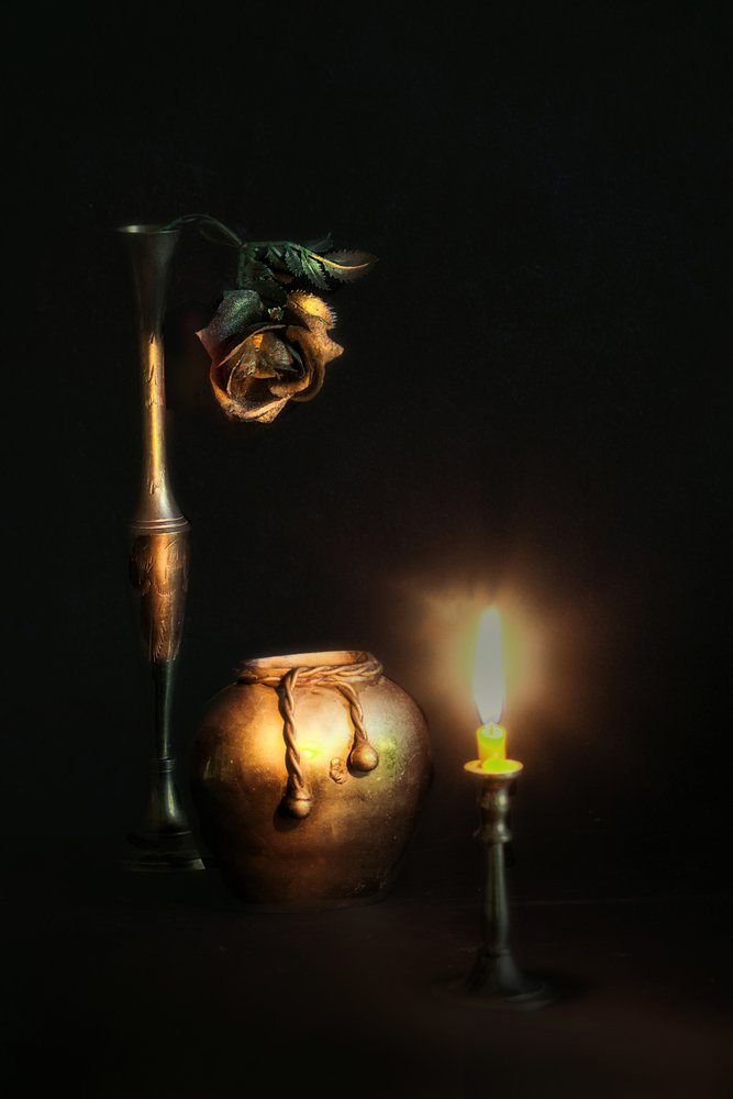 Svíčka „Dried Rose Candle Glow“ od Rucsandra Silvia Calin