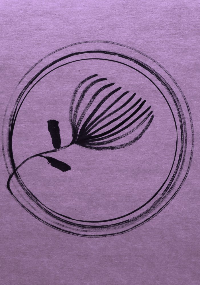 Minimalistický fialový květinový kruh od Santhosh ch