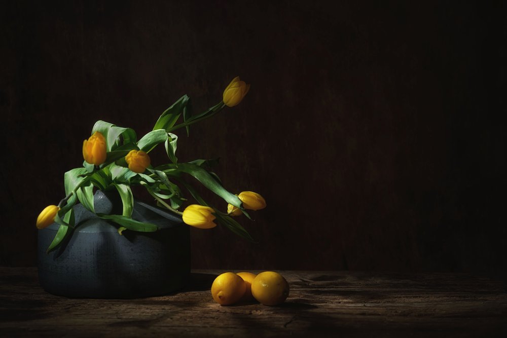 Zátiší s tulipány v náladové žluté barvě od Saskia Dingemans