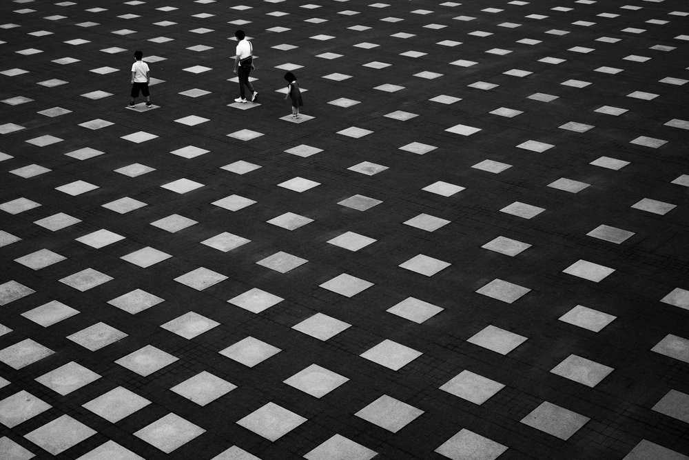 Lidé na geometrickém podkladu od Satoshi Hata