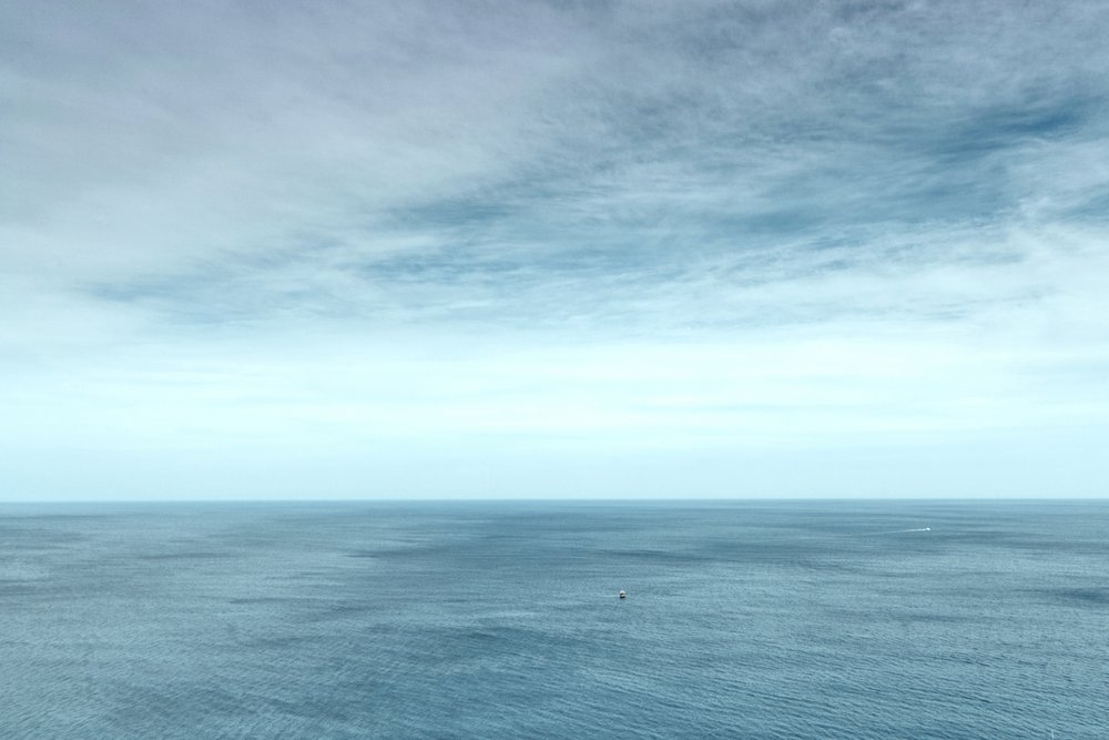 Klidný oceánský horizont od Shijimi