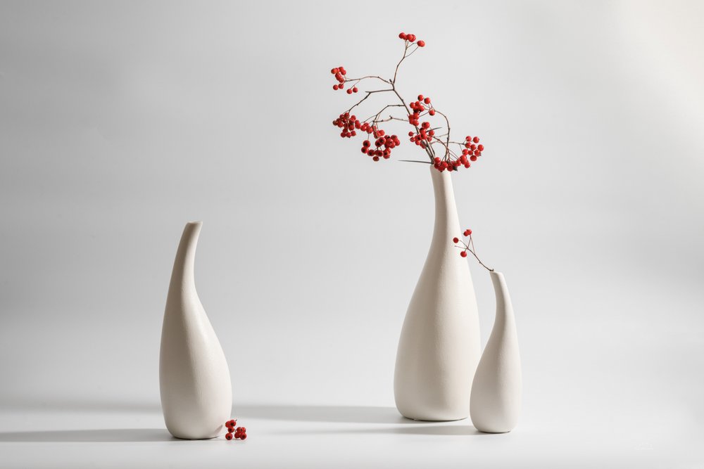 Elegantní vázy s červenými bobulemi od Xiaoyuan Xu