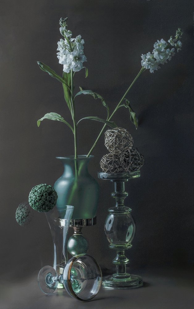 Elegantní zátiší ze zeleného skla od jlloydphoto
