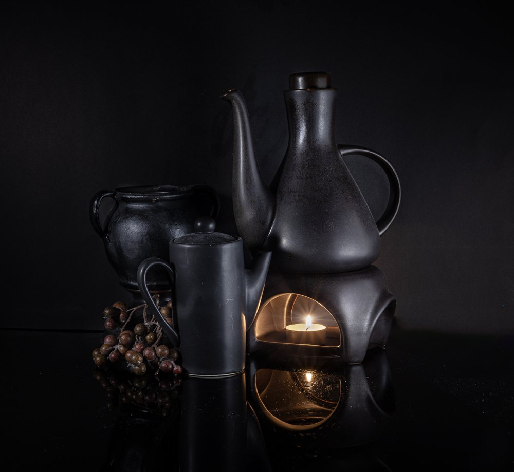 Svíčka „Dark Ceramics Candle Glow“ od larryliu