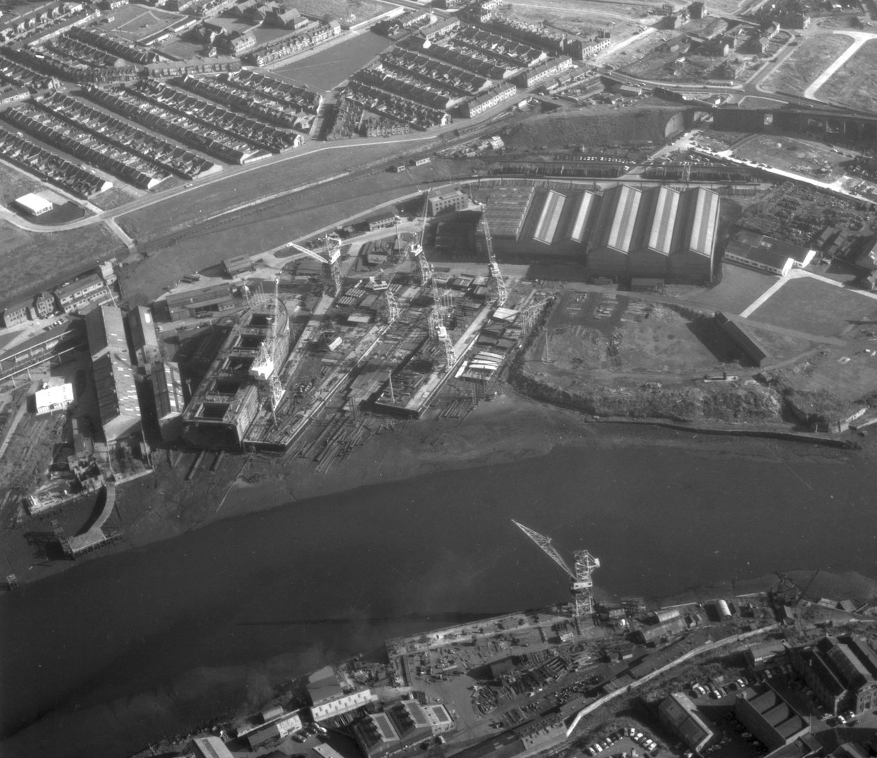 Letecký pohled na loděnici Southwick ukazující plavidla ve výstavbě včetně Nicola, první SD14, Sunderland, 11. října 1967 (černobílá fotografie) od Unbekannt Unbekannt