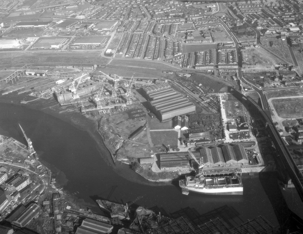 Letecký pohled na loděnici Southwick zobrazující lodě ve výstavbě včetně Sygna a Nicola, první SD14, Sunderland, 11. října 1967 (černobílá fotografie) od Unbekannt Unbekannt