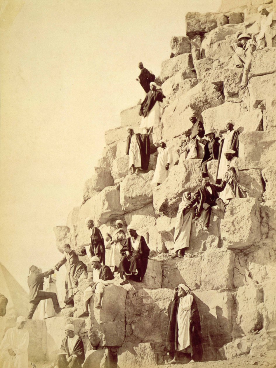 Arabové pomáhají turistům vylézt na pyramidy v Gíze, kolem roku 1850 (sépiová fotografie) od Unknown