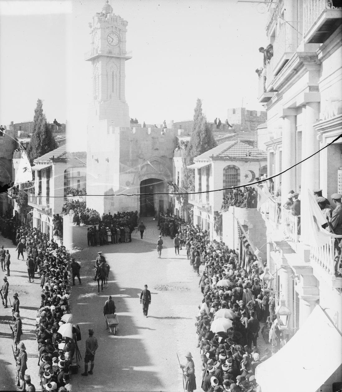 Čekání na vjezd polního maršála Allenbyho do Jeruzaléma, 1917 (černobílá fotografie) od Unbekannt Unbekannt