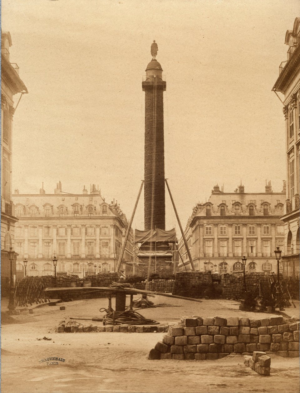 Commune de Paris (1871): demolice sloupu Vendome 16051871. Photo Turning, 1871 Dim. 10,5 x 6,4 cm od Unknown