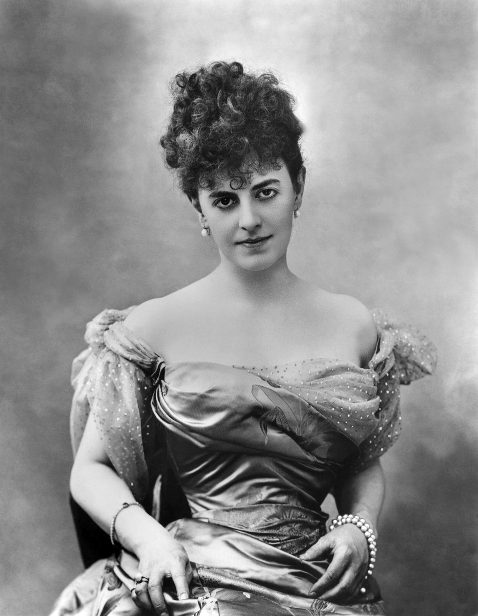 Elisabeth Riquet de Caraman-Chimay, hraběnka z Greffulhe (1860-1952), francouzská socialita a aristokratka. Fotografoval Nadar, zde 30. května 1895 od Unknown