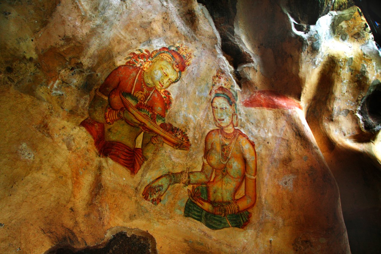 Fresky na stěně skály Sigiriya, v okrese Matale na Srí Lance. Tento 370 metrů vysoký lávový kopec starověké sopky je známý díky opevněnému palácovému komplexu, vybudovanému za vlády krále K. od Unknown