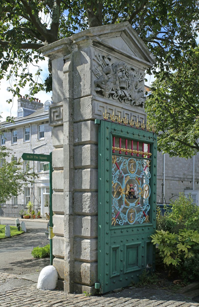 Molo brány s budovami The Square za, bývalé Royal Naval Hospital, Plymouth od Unbekannt Unbekannt