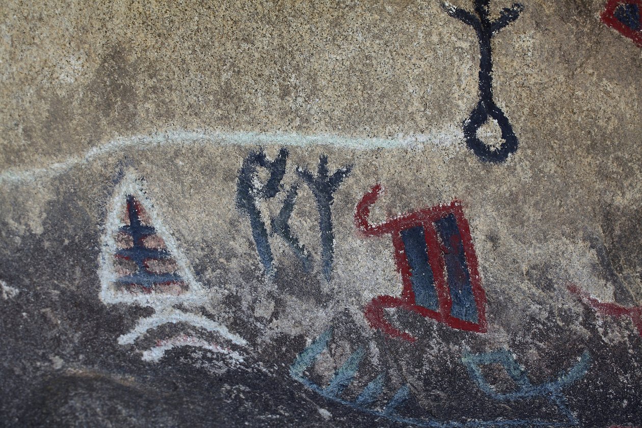 Indiánské petroglyfy Severní Ameriky. Malba přidána v 50. letech pro natáčení westernu. Národní park Joshua Tree, Kalifornie, USA. Kultura severoamerických indiánů od Unknown