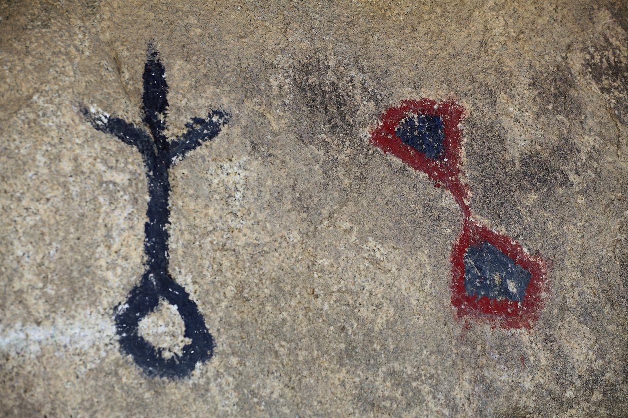 Indiánské petroglyfy Severní Ameriky. Malba přidána v 50. letech pro natáčení westernu. Národní park Joshua Tree, Kalifornie, USA. Kultura severoamerických indiánů od Unknown