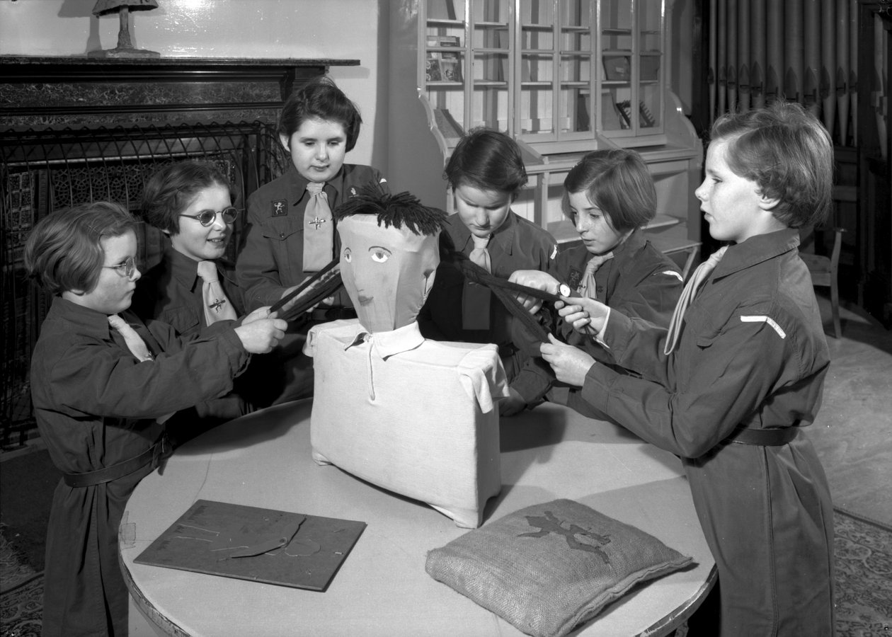 Členové Royal Victoria School for the Blind Brownie Pack spolupracující, Newcastle upon Tyne, Velká Británie, leden 1962 (černobílá fotografie) od Unbekannt Unbekannt